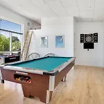 Four-bedroom With A Hot Tub 01 Σπίτι διακοπών *