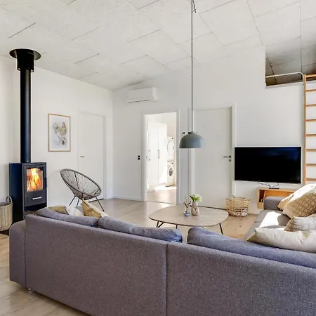 Dom wakacyjny Four-bedroom With A Hot Tub 01