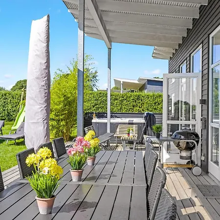 Σπίτι διακοπών Four-bedroom Haderslev With A Hot Tub 01 *