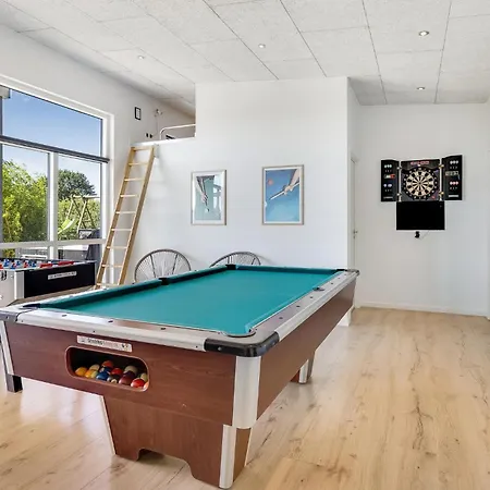 Four-bedroom With A Hot Tub 01 Feriehus *